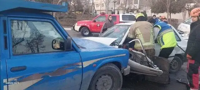 تصادف شدید خودروی نیسان و سرویس مدرسه -  عکس
