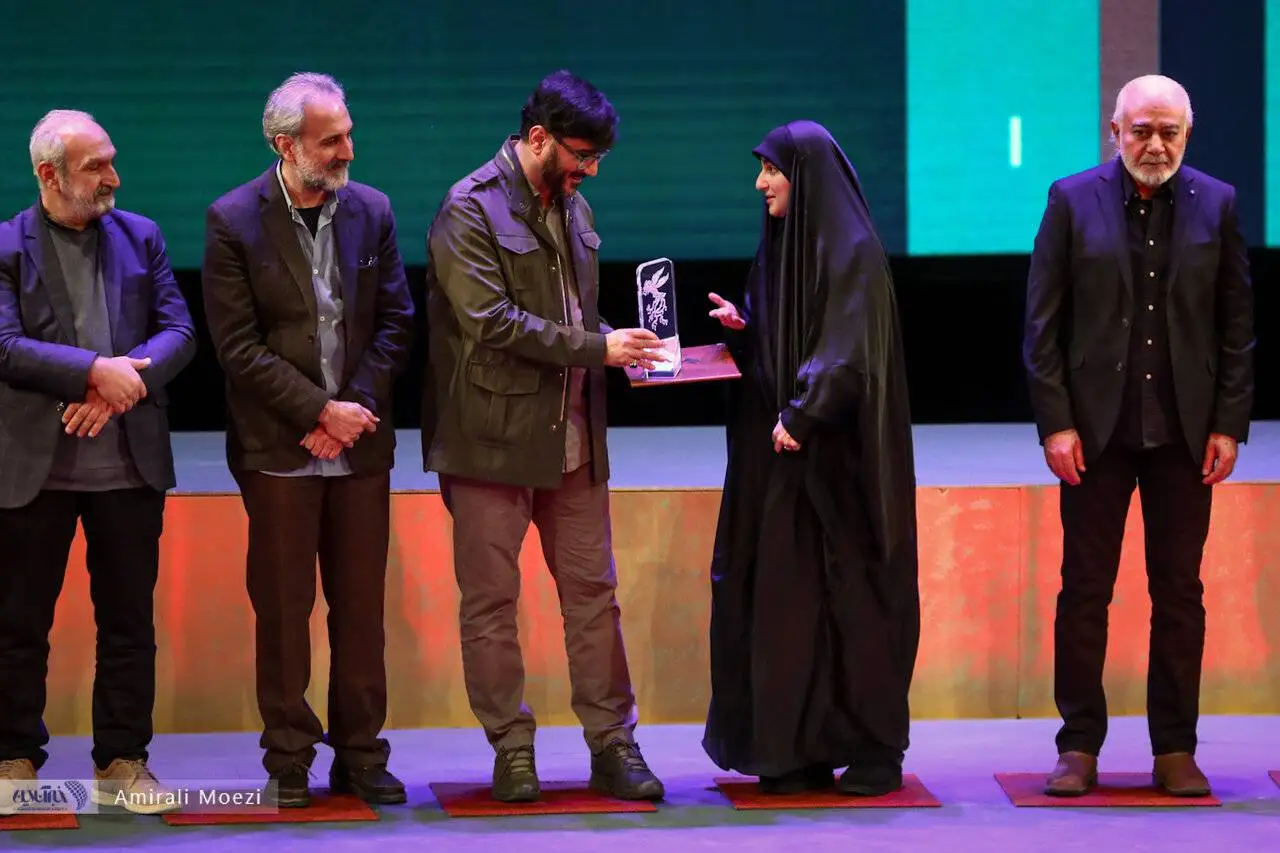 تصاویر - قاب هایی ماندگار اهدای جوایز برندگان جشنواره فجر توسط پزشکیان