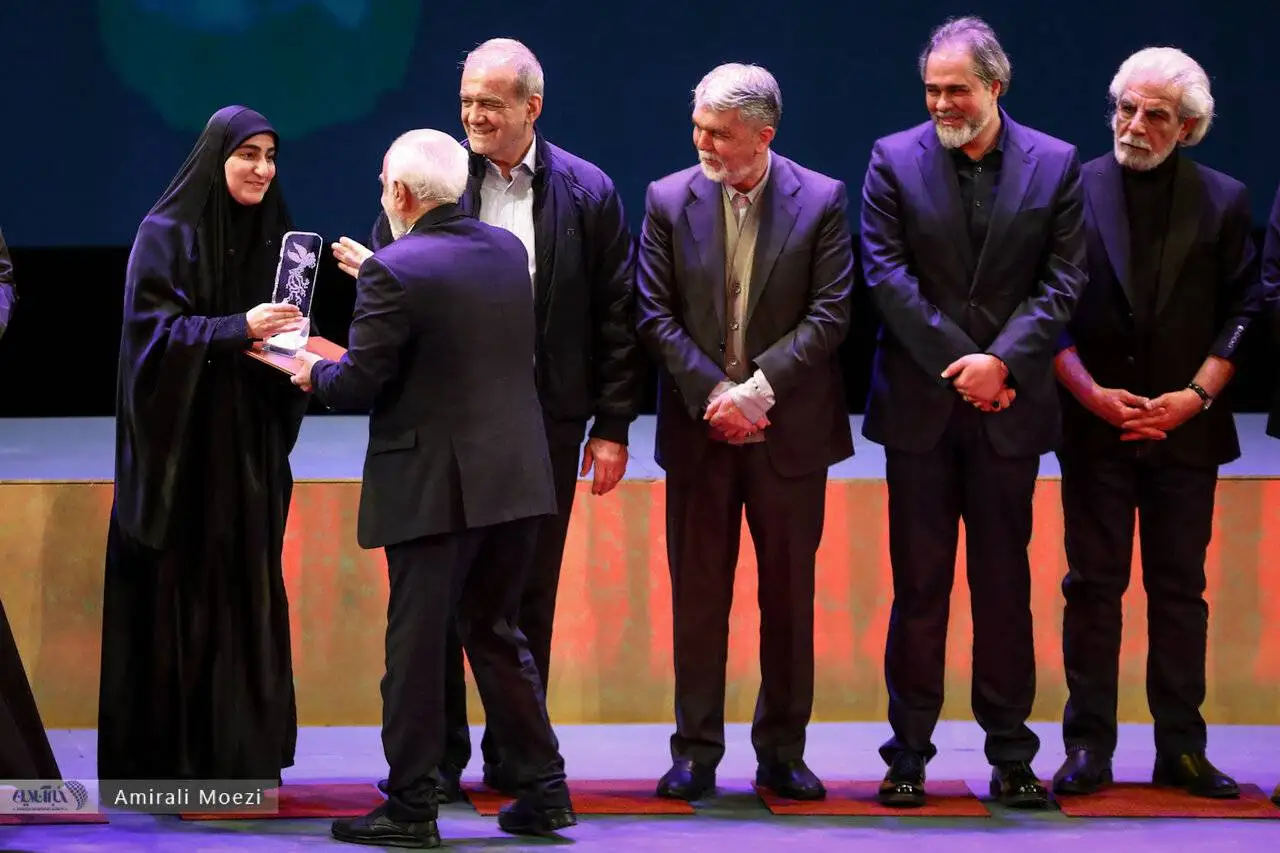 تصاویر  -  قاب هایی ماندگار اهدای جوایز برندگان جشنواره فجر توسط پزشکیان
