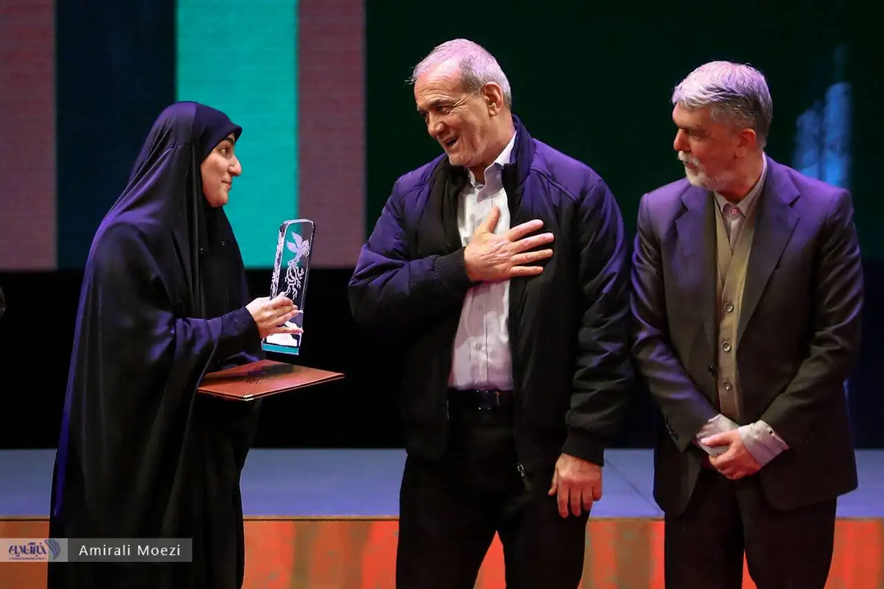 تصاویر  -  قاب هایی ماندگار اهدای جوایز برندگان جشنواره فجر توسط پزشکیان