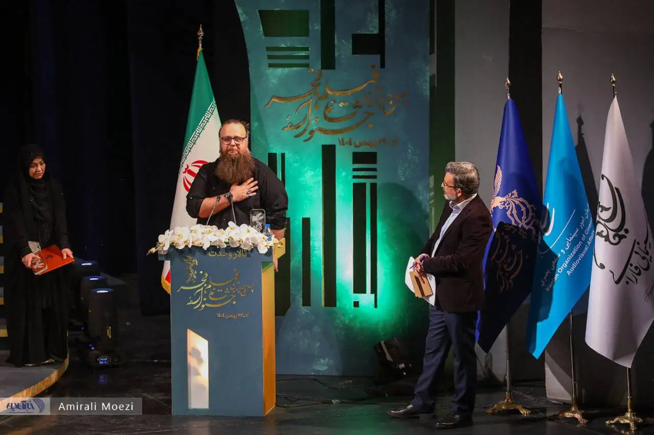 تصاویر  -  قاب هایی ماندگار اهدای جوایز برندگان جشنواره فجر توسط پزشکیان