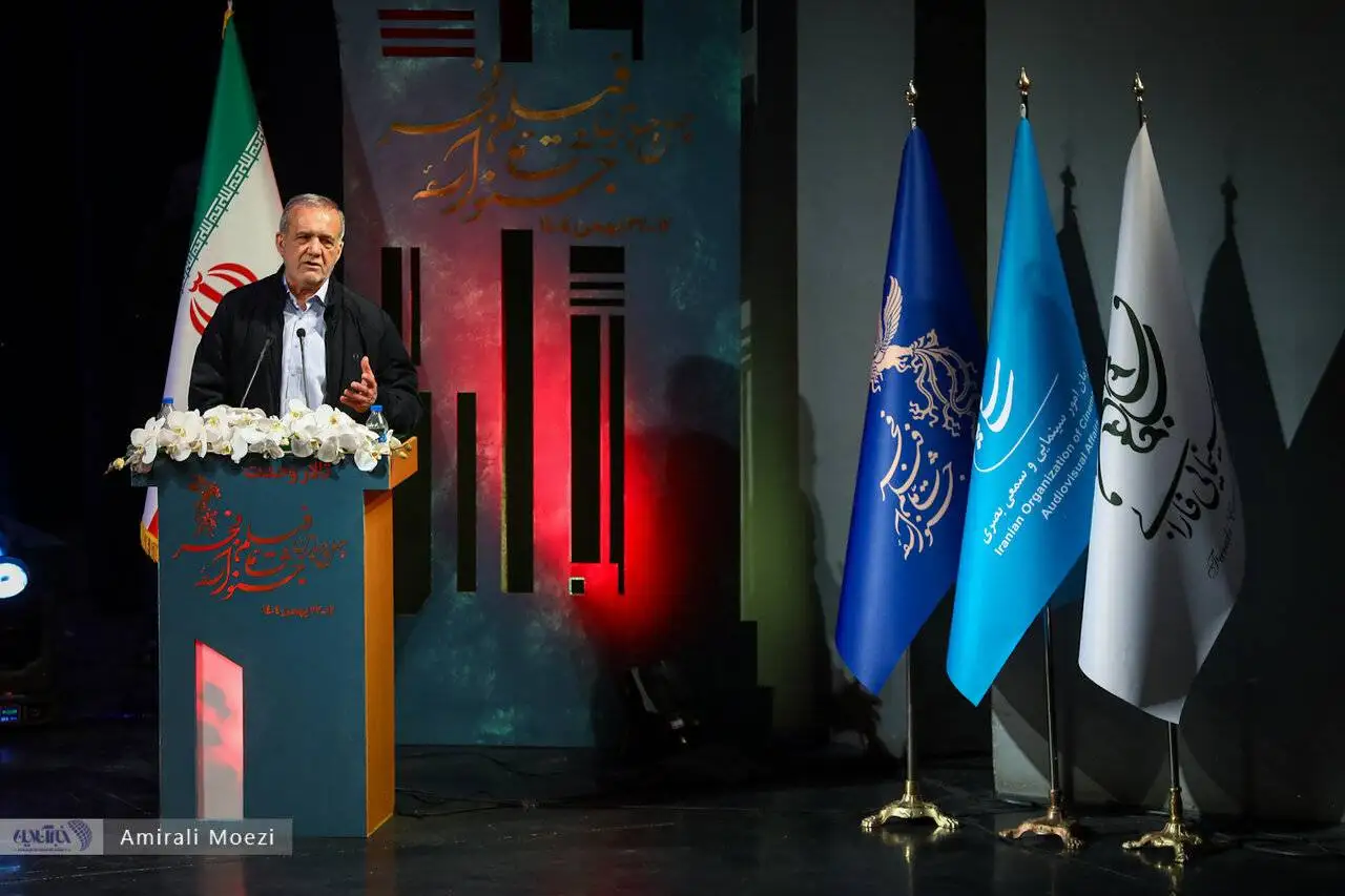 تصاویر  -  قاب هایی ماندگار اهدای جوایز برندگان جشنواره فجر توسط پزشکیان