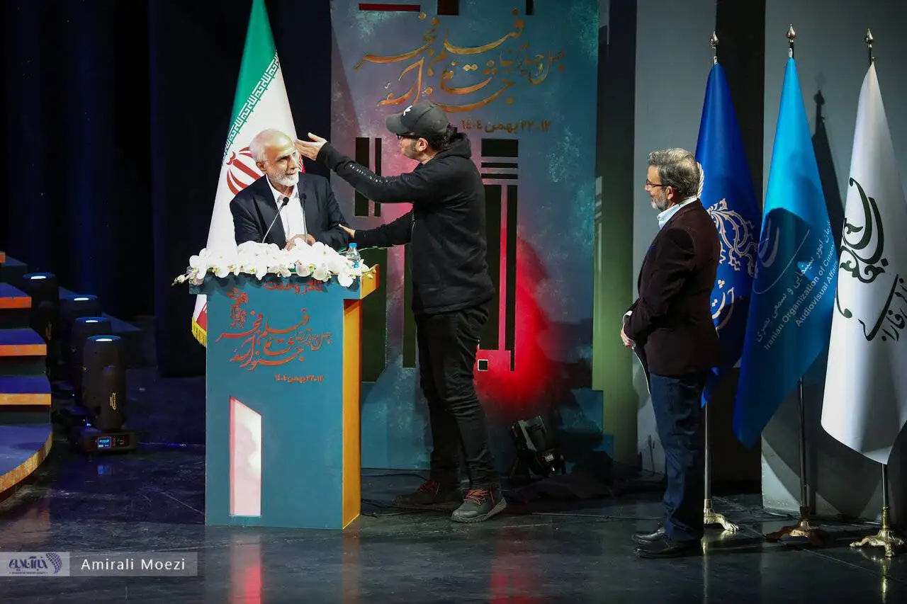 تصاویر  -  قاب هایی ماندگار اهدای جوایز برندگان جشنواره فجر توسط پزشکیان