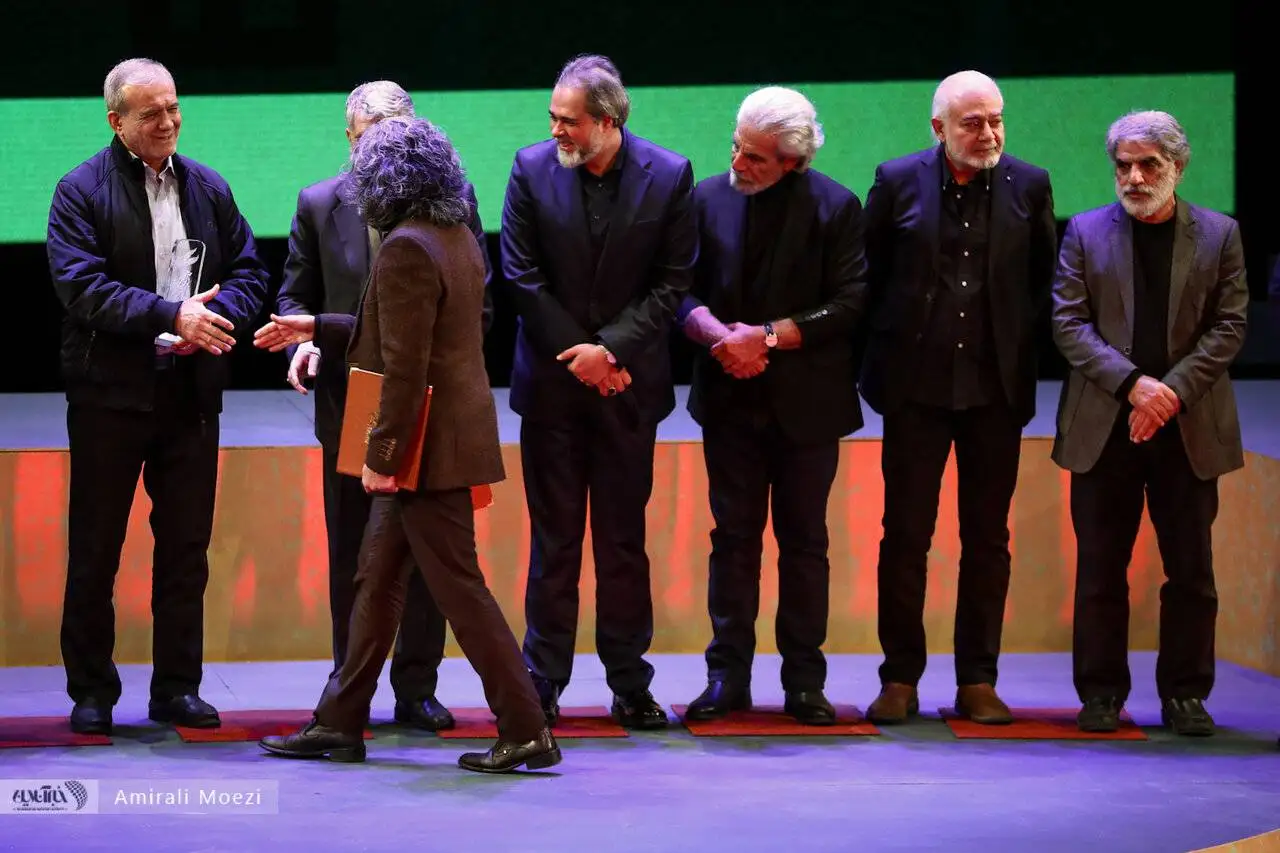 تصاویر  -  قاب هایی ماندگار اهدای جوایز برندگان جشنواره فجر توسط پزشکیان