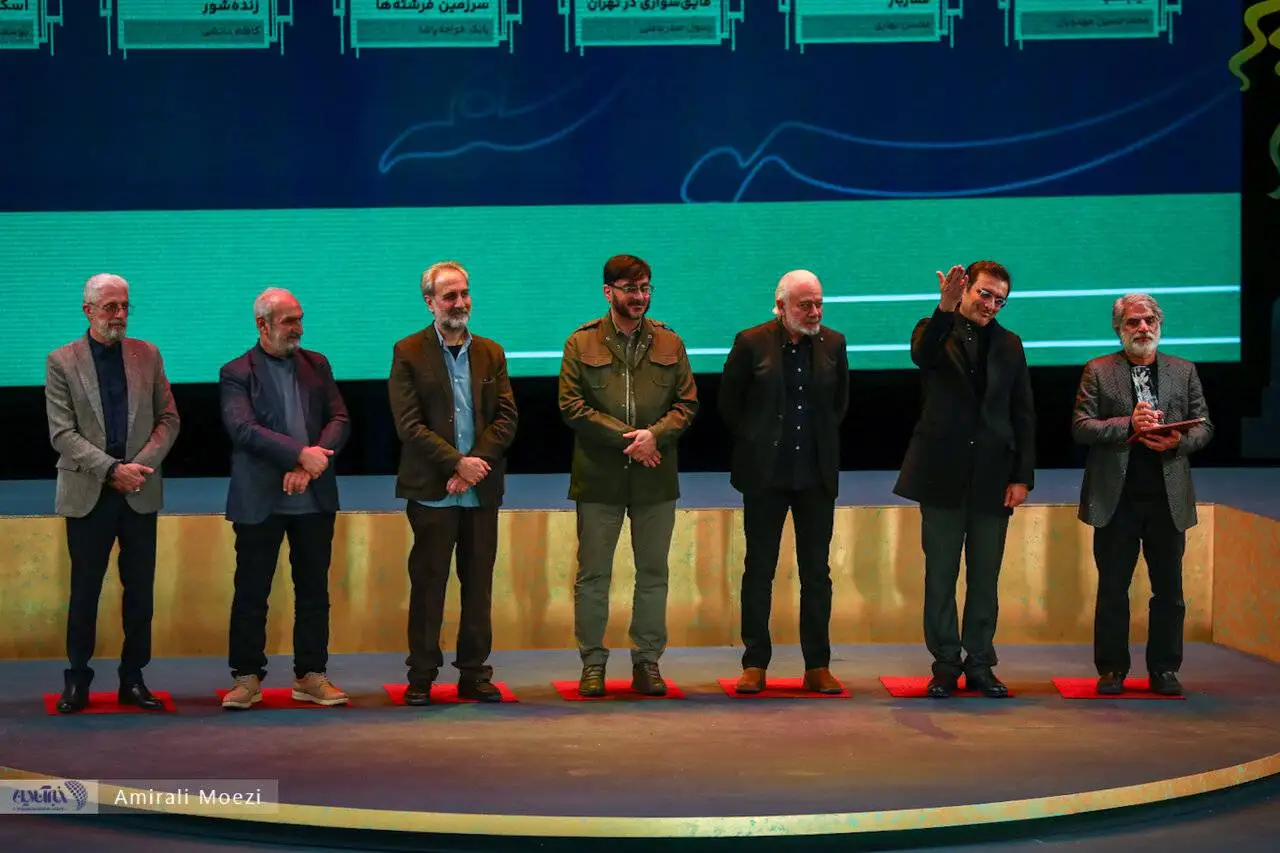 تصاویر - قاب هایی ماندگار اهدای جوایز برندگان جشنواره فجر توسط پزشکیان