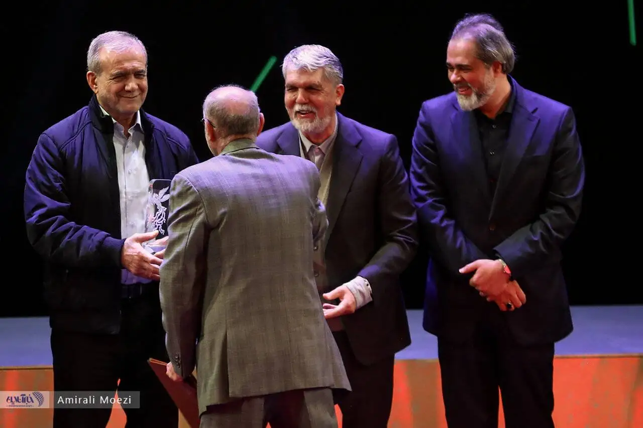 تصاویر  -  قاب هایی ماندگار اهدای جوایز برندگان جشنواره فجر توسط پزشکیان