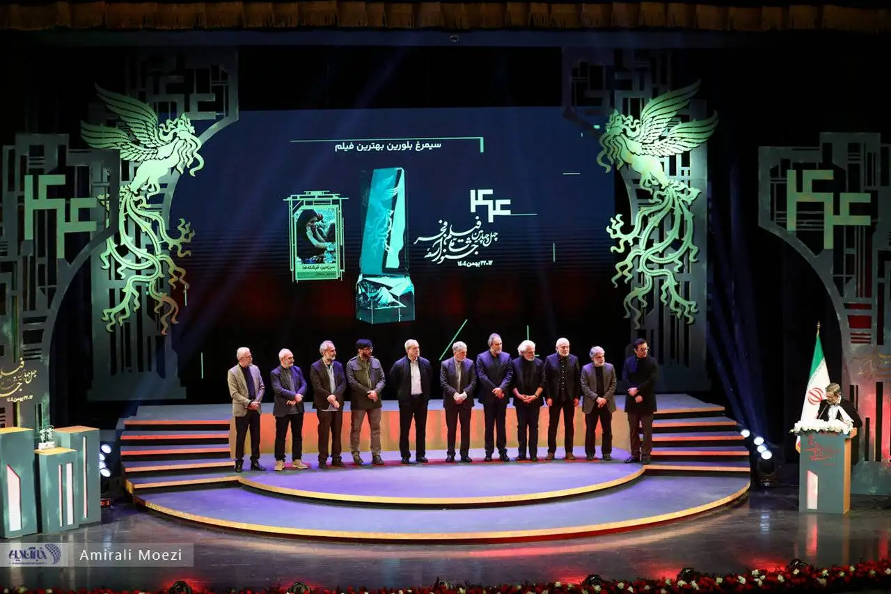 تصاویر  -  قاب هایی ماندگار اهدای جوایز برندگان جشنواره فجر توسط پزشکیان