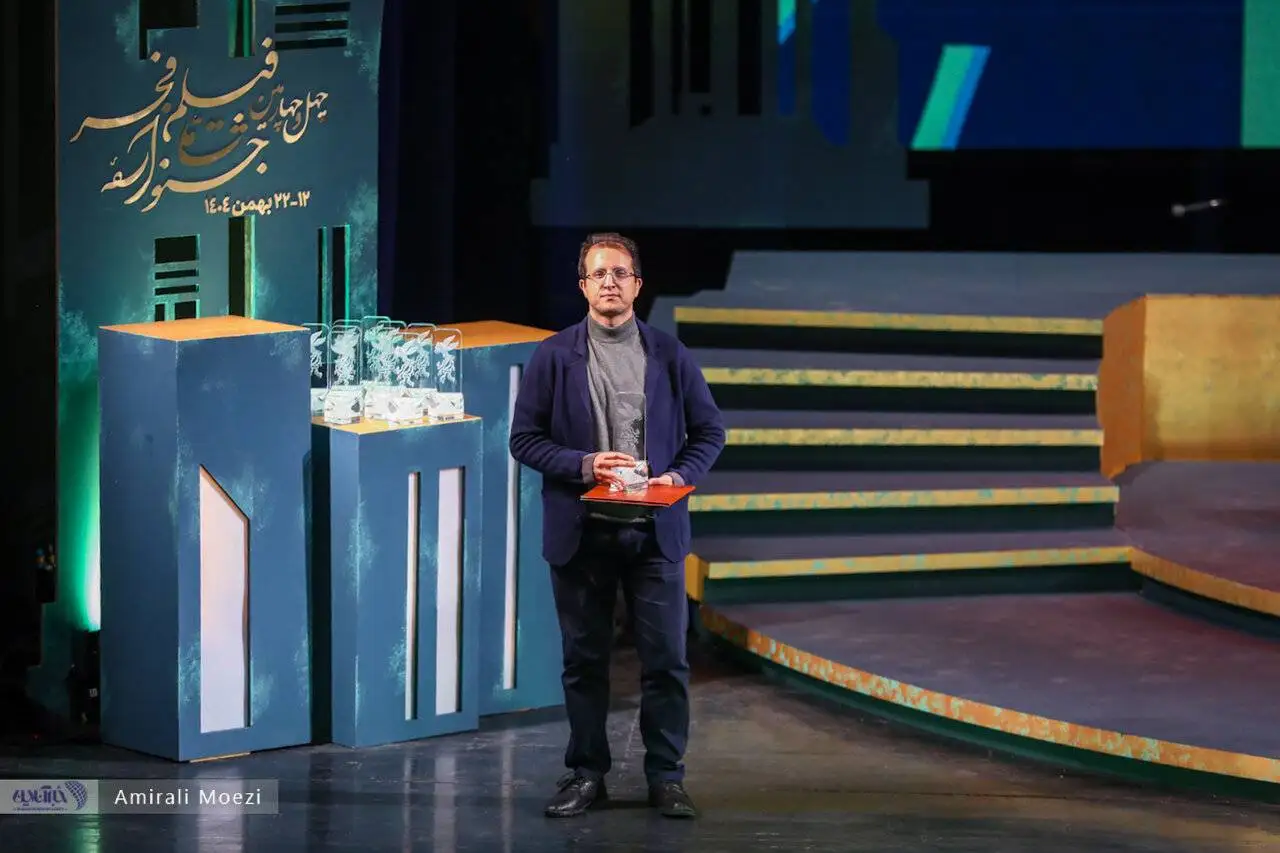 تصاویر  -  قاب هایی ماندگار اهدای جوایز برندگان جشنواره فجر توسط پزشکیان