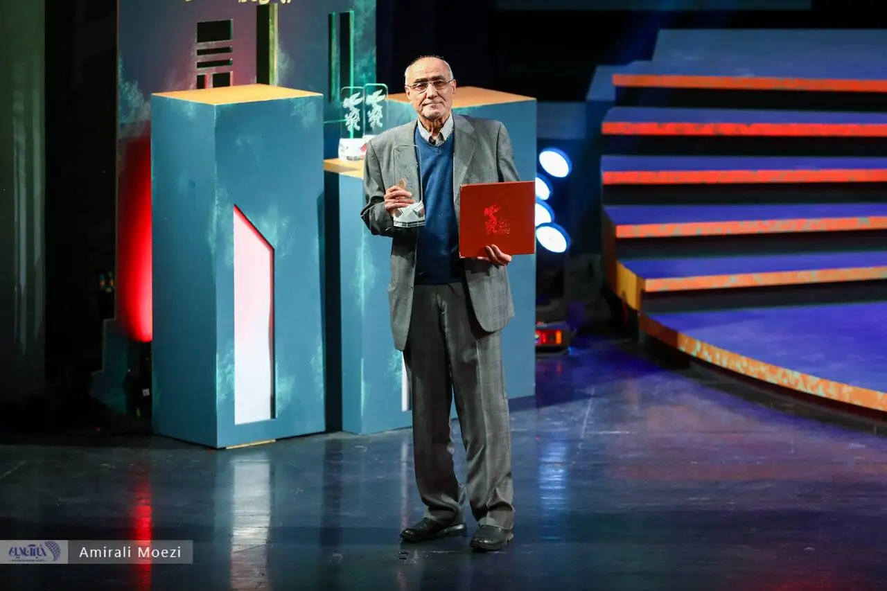 تصاویر - قاب هایی ماندگار اهدای جوایز برندگان جشنواره فجر توسط پزشکیان