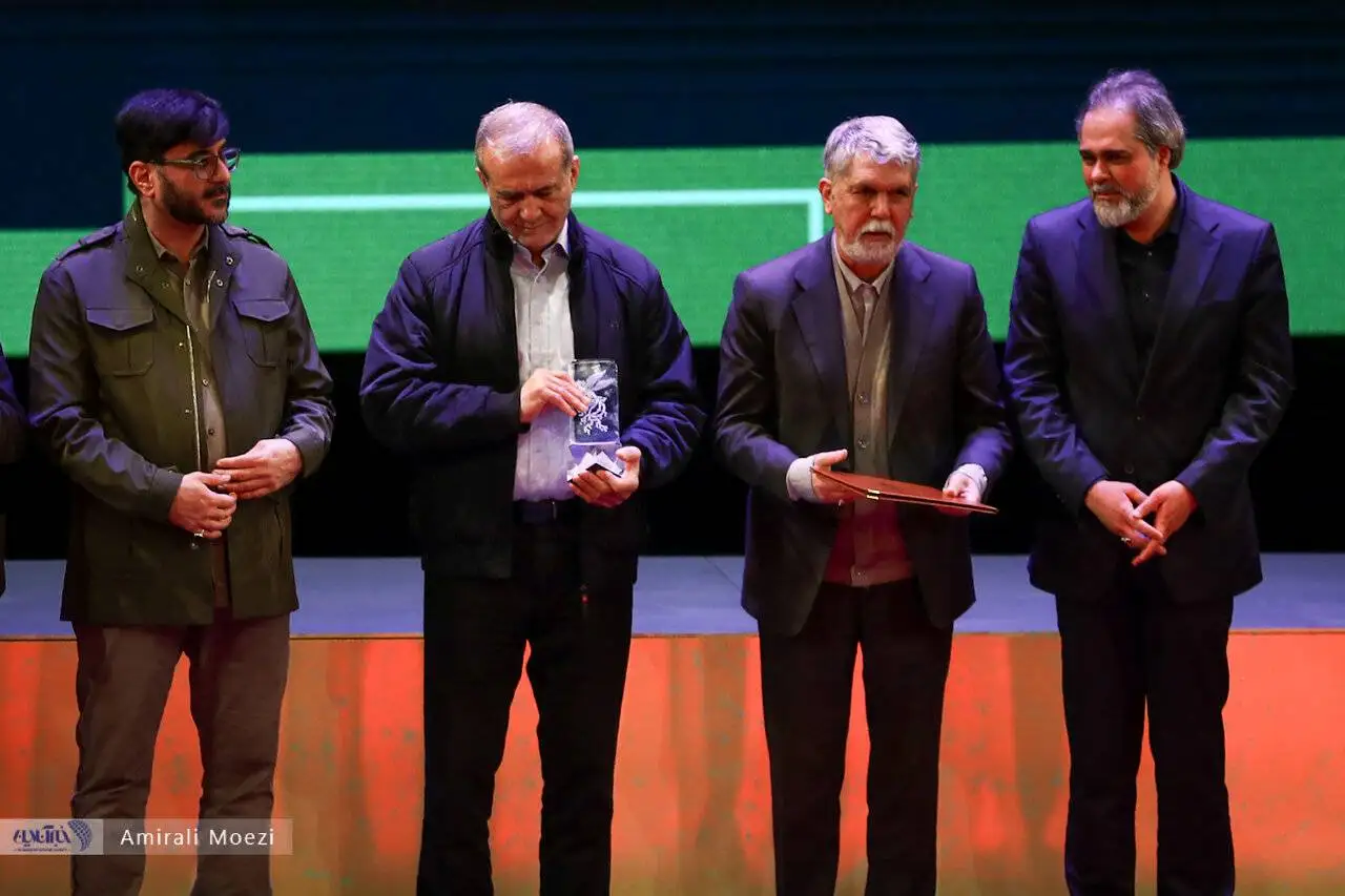 تصاویر - قاب هایی ماندگار اهدای جوایز برندگان جشنواره فجر توسط پزشکیان