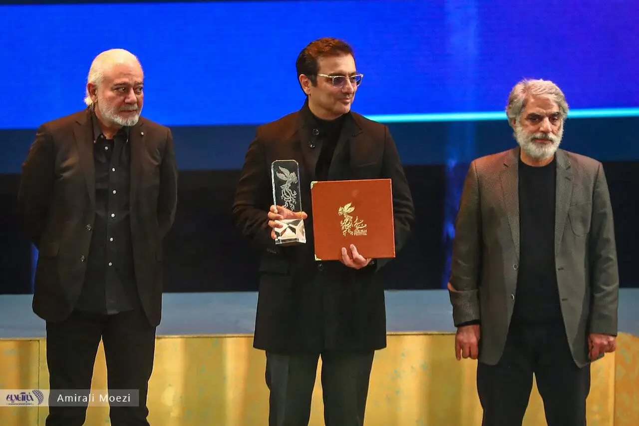 تصاویر  -  قاب هایی ماندگار اهدای جوایز برندگان جشنواره فجر توسط پزشکیان