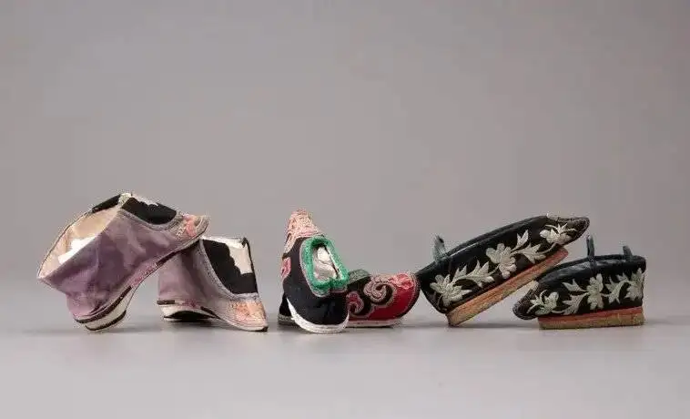 کفش های باستانی 13 سانتیمتری برای زنانی با (پاهای بسته)  -  عکس