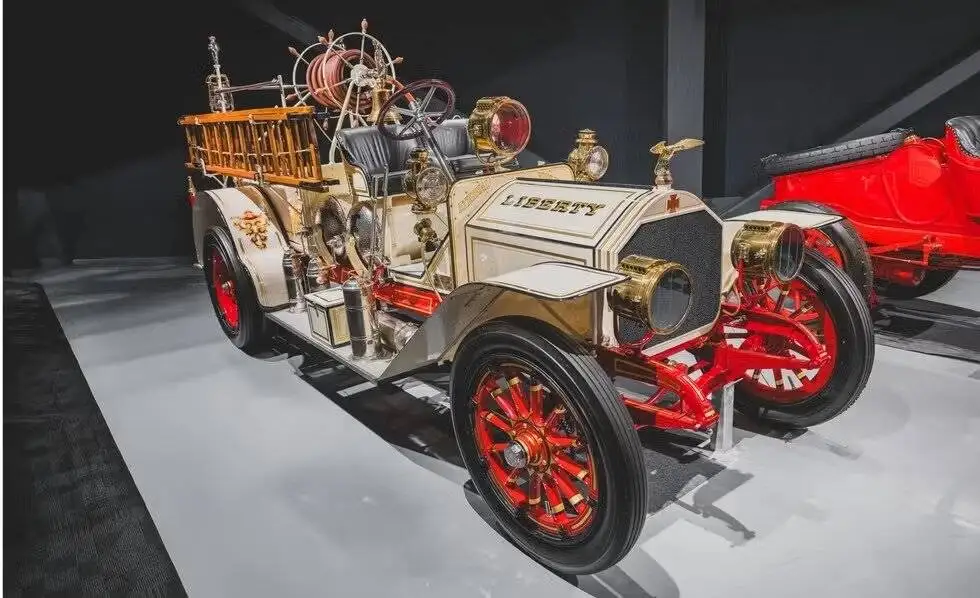 فروش ماشین های آتش نشانی با قدمت 100 ساله + تصاویر