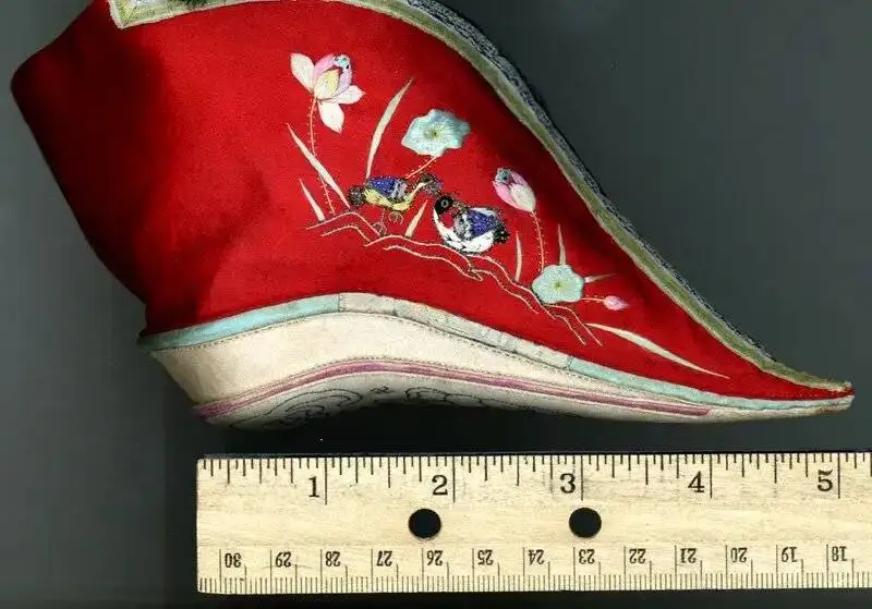 کفش های باستانی 13 سانتیمتری برای زنانی با (پاهای بسته)  -  عکس