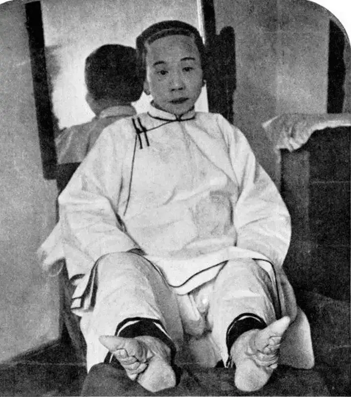 کفش های باستانی 13 سانتیمتری برای زنانی با (پاهای بسته)  -  عکس