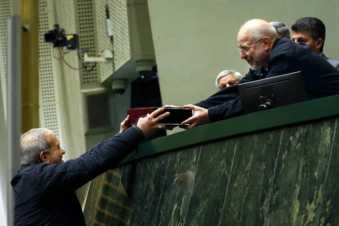 قالیباف دولت را برای جراحی اقتصادی تحت فشار قرار داد  -  صمصامی: به خاطر توهم (ارز تک نرخی) هم دلار را گران کردند و هم ارز را برنگرداندند