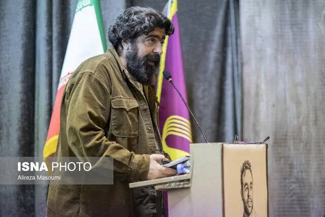 نه کاملاً سوگوارم و نه واقعاً زنده و این میان بودن فرسوده ام کرده است - اگر شاد باشم احساس گناه می کنم و اگر اندوهگین باشم حس می کنم تسلیم شده ام