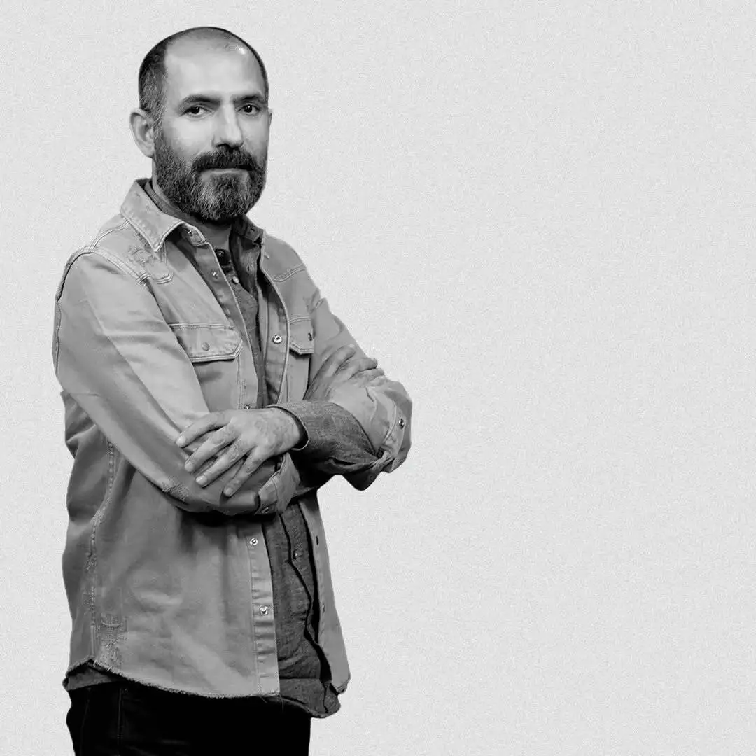 نه کاملاً سوگوارم و نه واقعاً زنده و این میان بودن فرسوده ام کرده است - اگر شاد باشم احساس گناه می کنم و اگر اندوهگین باشم حس می کنم تسلیم شده ام