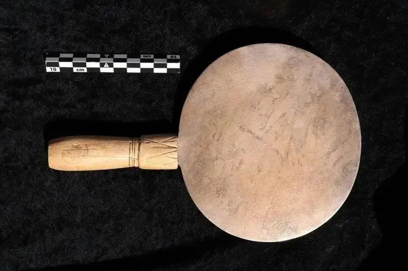 کشف مقبره هایی باستانی پر از کوزه و آینه  -  عکس