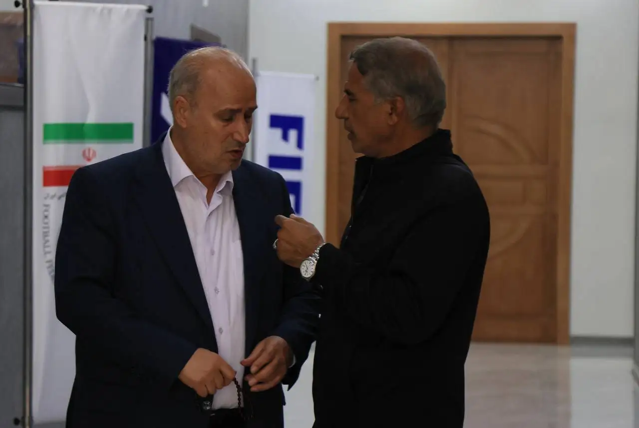 تصویر  -  دیدار یک نماینده مجلس با مهدی تاج پیش از اعزام تیم ملی به جام جهانی
