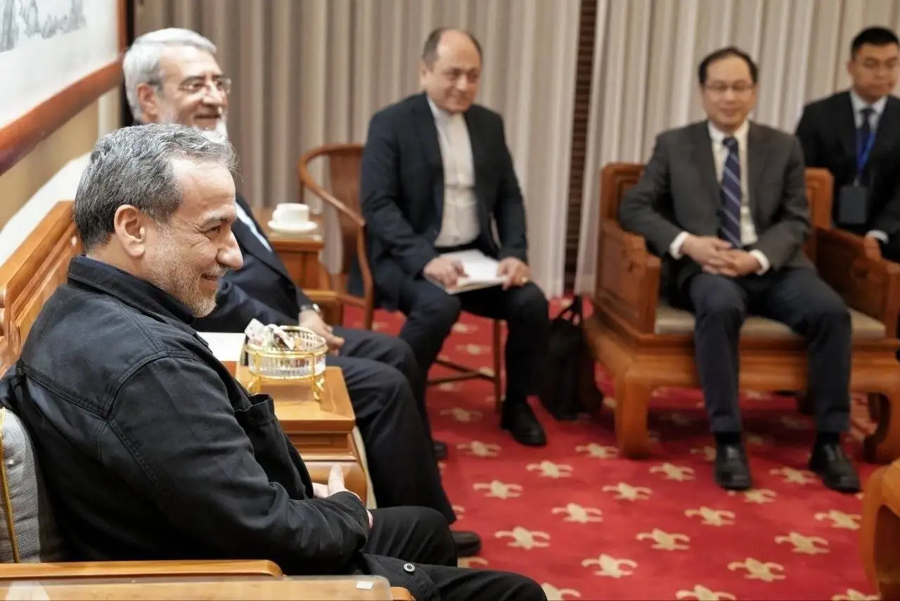 عراقچی با پوششی متفاوت وارد پکن شد + تصاویر