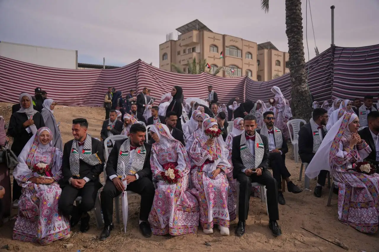 تصویر  -  لباس جالب عروس ها در مراسم ازدواج گروهی در نوار غزه