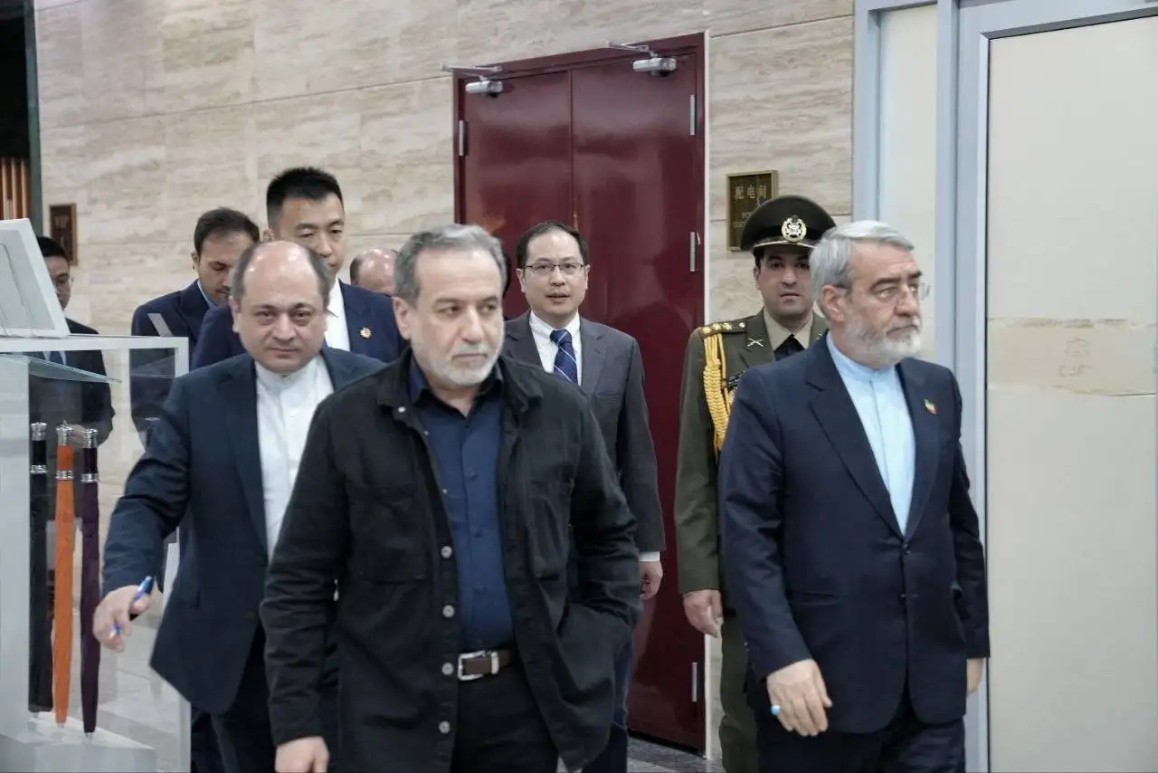 عراقچی با پوششی متفاوت وارد پکن شد + تصاویر