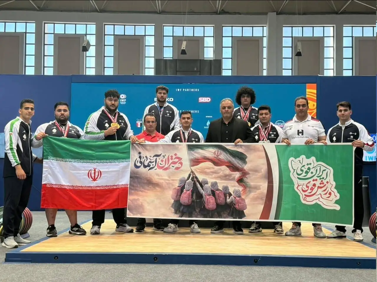 عکس -  وزنه برداران جوان بعد از قهرمانی جهان به یاد کودکان بی گناه مدرسه میناب