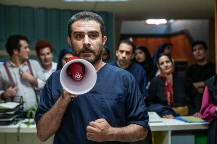 سریال تلویزیونی (کلینیک رویا): از شوخی با محدودیت های جالب تلویزیون در دهه های گذشته تا برش ناشیانه شلوارک شخصیت های مرد!