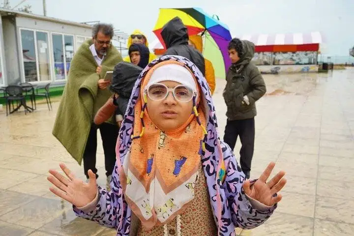تولید انبوه آثار جنگی به سبک چای کیسه ای فاجعه است  -  مردم برای دیدن آثار پدرم صف می بستند