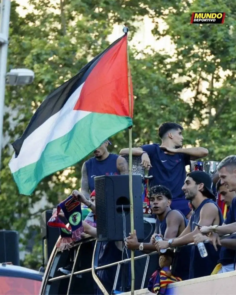 عکس -  یامال با پرچم فلسطین در رژه قهرمانی بارسلونا
