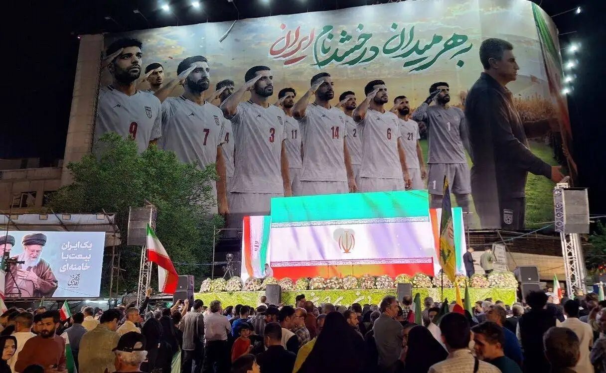 عکس -  تصویر ملی پوشان فوتبال ایران روی دیوارنگاره میدان انقلاب