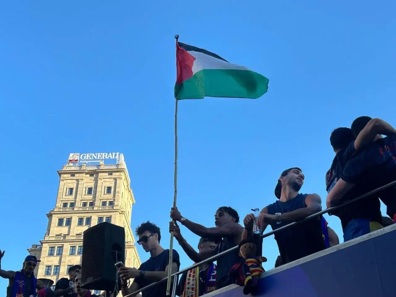 لامین یامال و پرچم فلسطین در جشن قهرمانی بارسلونا؛ ماجرای یک حرکت خاص در کاتالونیا