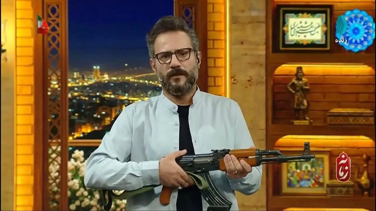 تصاویر  -  اقدام جالب در صداوسیما؛ حضور 3 مجری با اسلحه در 3 شبکه تلویزیون روی آنتن زنده!