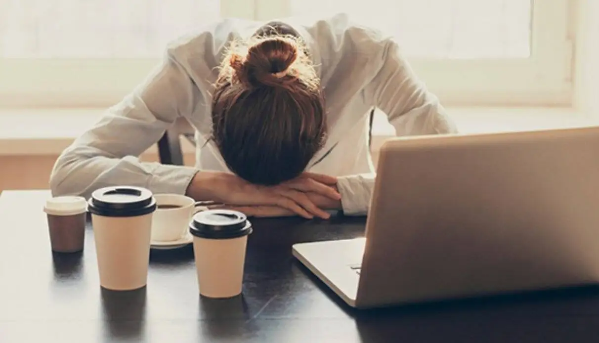 چرا همیشه خسته ایم حتی وقتی خوب می خوابیم؟ -  5 علت ساده، اما مؤثر