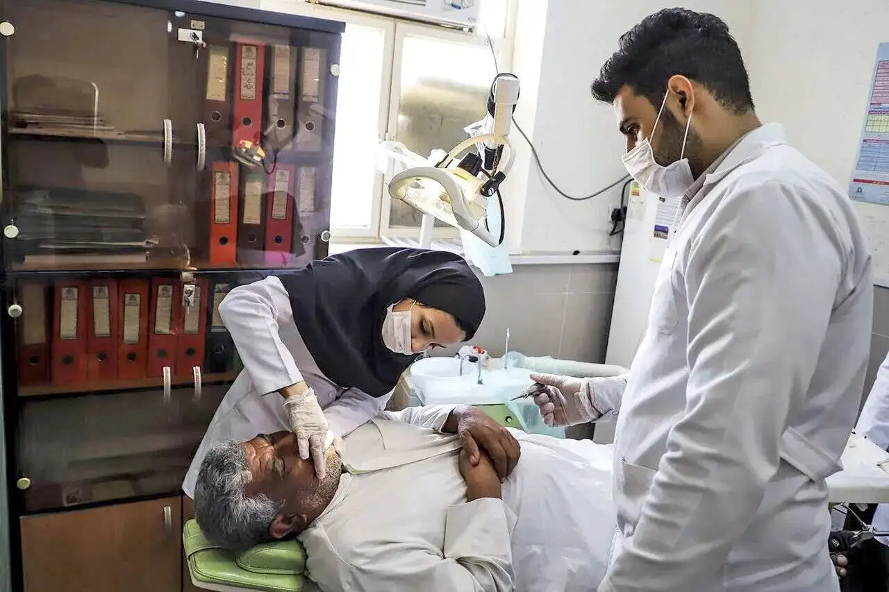 وقتی اقتصاد به نفع مردم نیست سلامت دندان هم قربانی می شود؛ مسئولان برای سلامت ارزش قائل نیستند - تلویزیون چیزی جز چیپس و پفک تبلیغ می کند؟