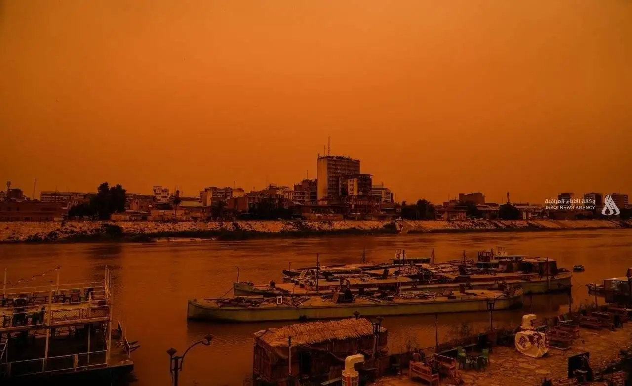 تصاویر - آسمان عراق به رنگ سرخ درآمد