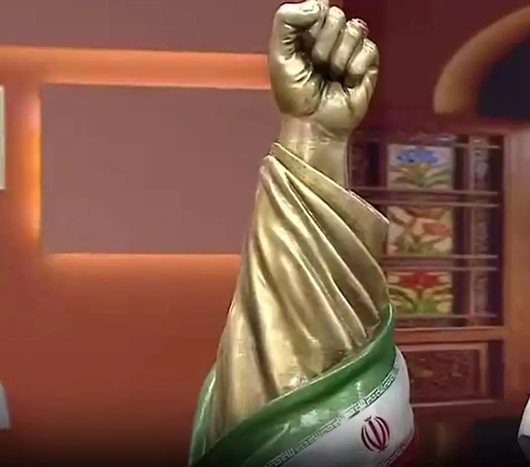 مجسمه جدیدی که قرار است در میدان انقلاب نصب شود -  عکس