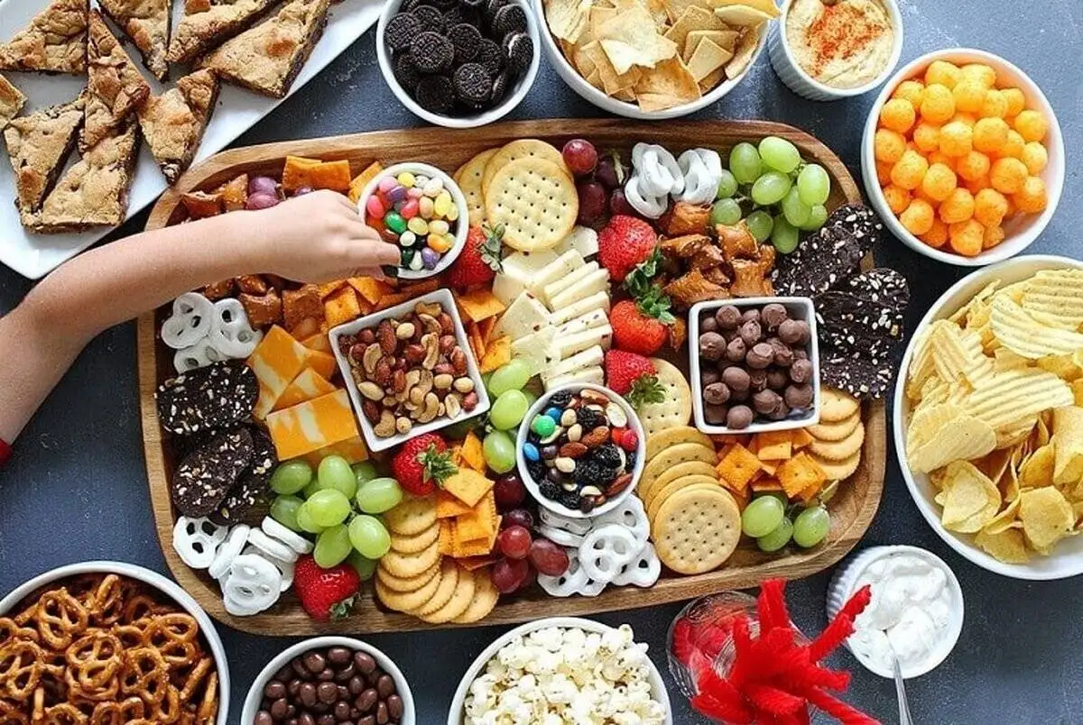 هنگام تماشای فوتبال چی بخوریم؟؛ فهرست بهترین تنقلات سالم برای جام جهانی