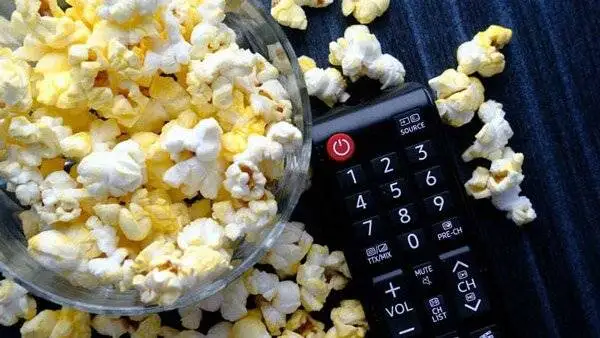 هنگام تماشای فوتبال چی بخوریم؟؛ فهرست بهترین تنقلات سالم برای جام جهانی
