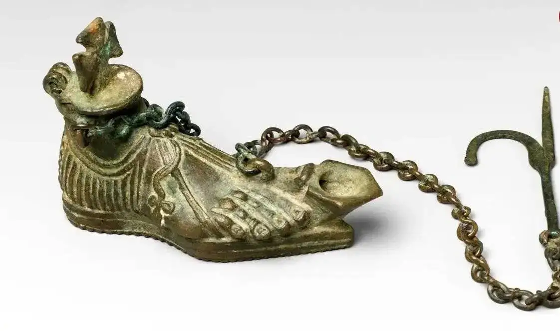 چراغی به شکل پا؛ راز نماد مسیحی در یک اثر 1600 ساله  -  عکس