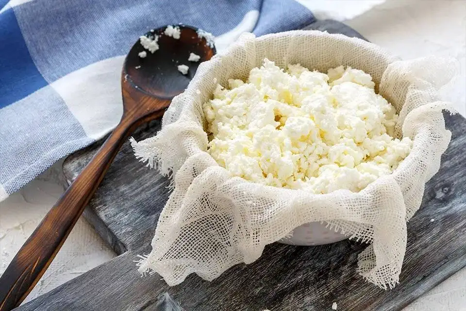 با این روش ساده در خانه پنیر خوشمزه درست کنید + روش تهیه پنیر خانگی فوری