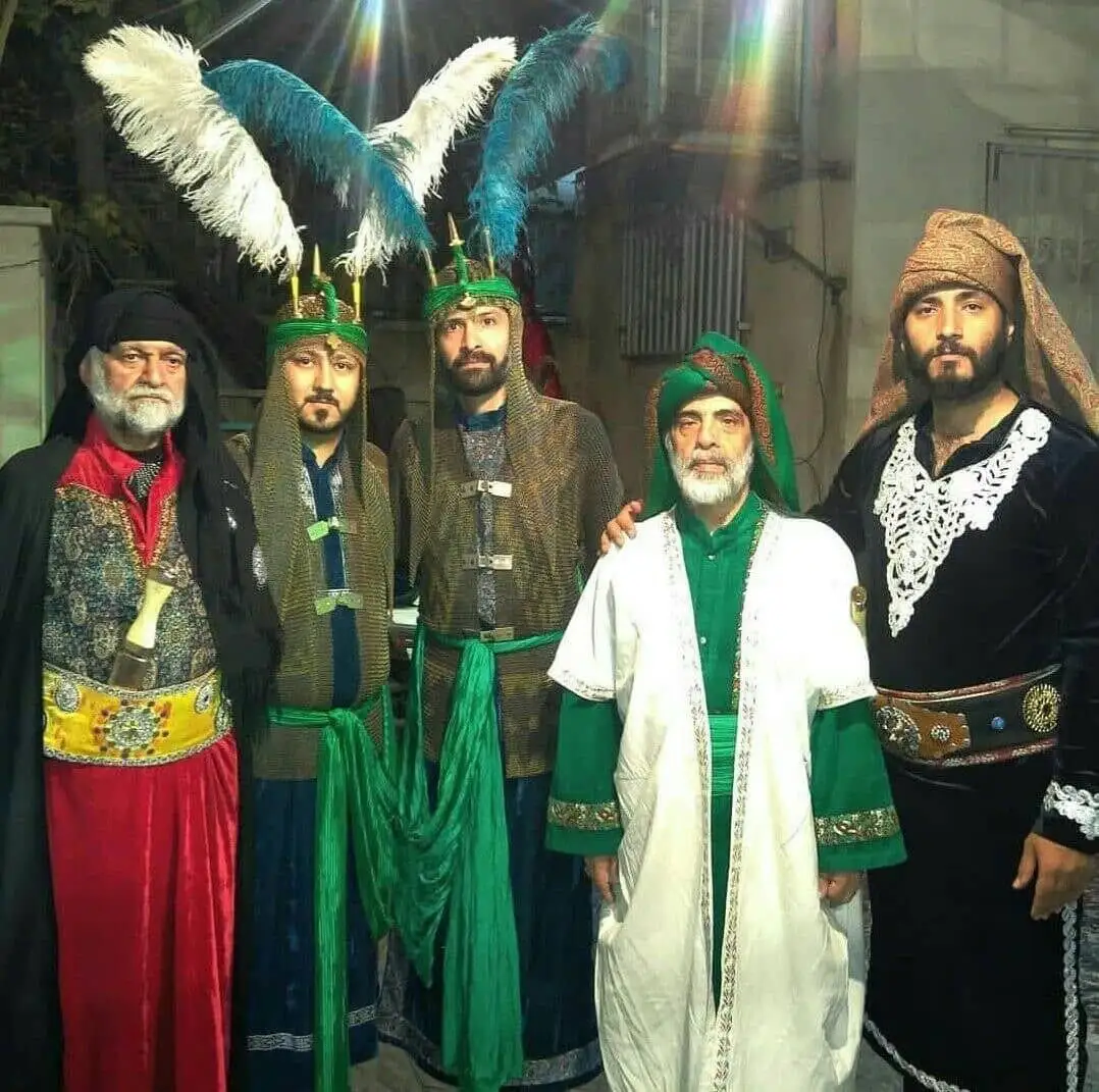 مگر قرار بر اجرای تعزیه غریب باشد که یاد جامه دار کنند -  ناگهان؛ پارچهٔ زرد راه راه برای لباس حُر -  اثاث تعزیه؛ دستاس و سرِ دیوی که آسان پیدا نمی شود