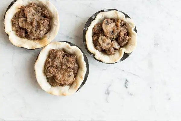 بیف پای با خمیر هزارلا؛ غذای شیک و متفاوت برای مهمانی ها + درست کردن