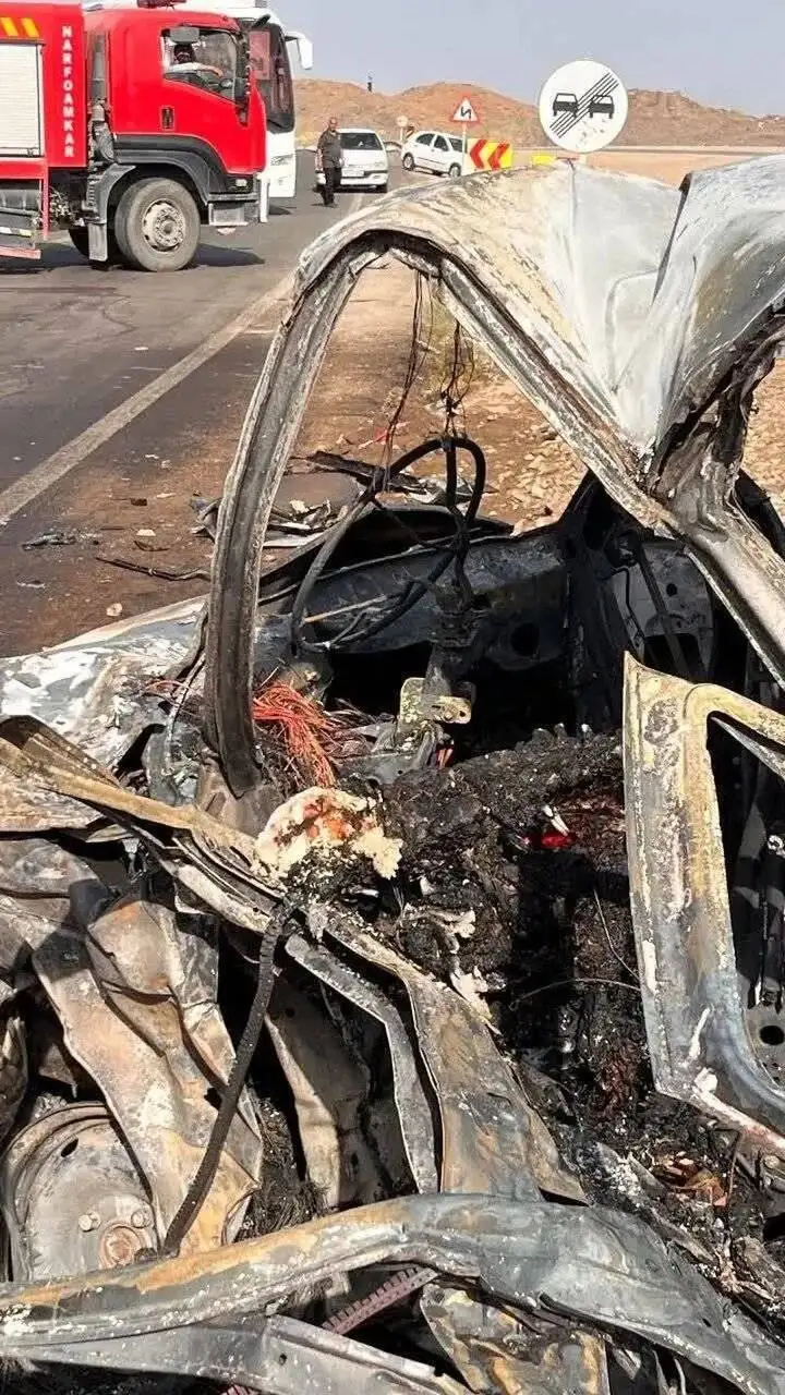 مرگ کودک و پدر و مادرش در تصادف شاخ به شاخ -  صحنه دردناک در جاده خاش -  هشدار عکس دلخراش