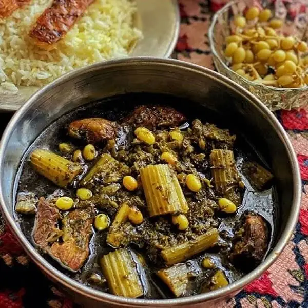 سینا مهراد، بازیگر بدنام: کافی است مادرم مسیج بدهد که این غذا را پخته، تمرین تئاتر را رها می کنم و خودم را به خانه می رسانم!