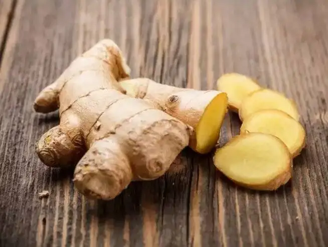 زنجبیل شکری خانگی؛ میان وعده ای خوشمزه برای کاهش تهوع و افزایش انرژی + روش تهیه