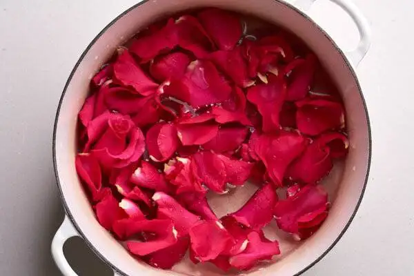 فوت و فن تهیه شربت گل محمدی خانگی - چه کار کنیم رنگ شربت تیره نشود؟