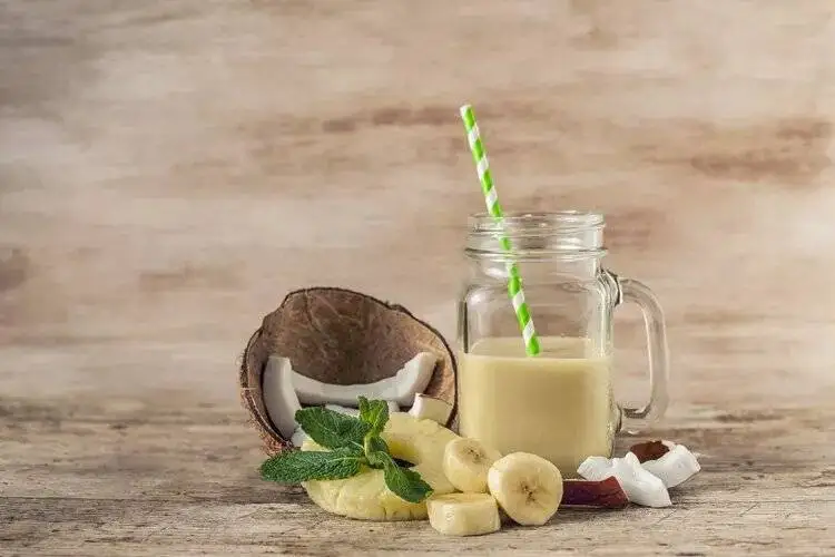 10 اسموتی خوشمزه زیر 300 کالری؛ چربی سوز، سیرکننده و مناسب تابستان + مواد لازم