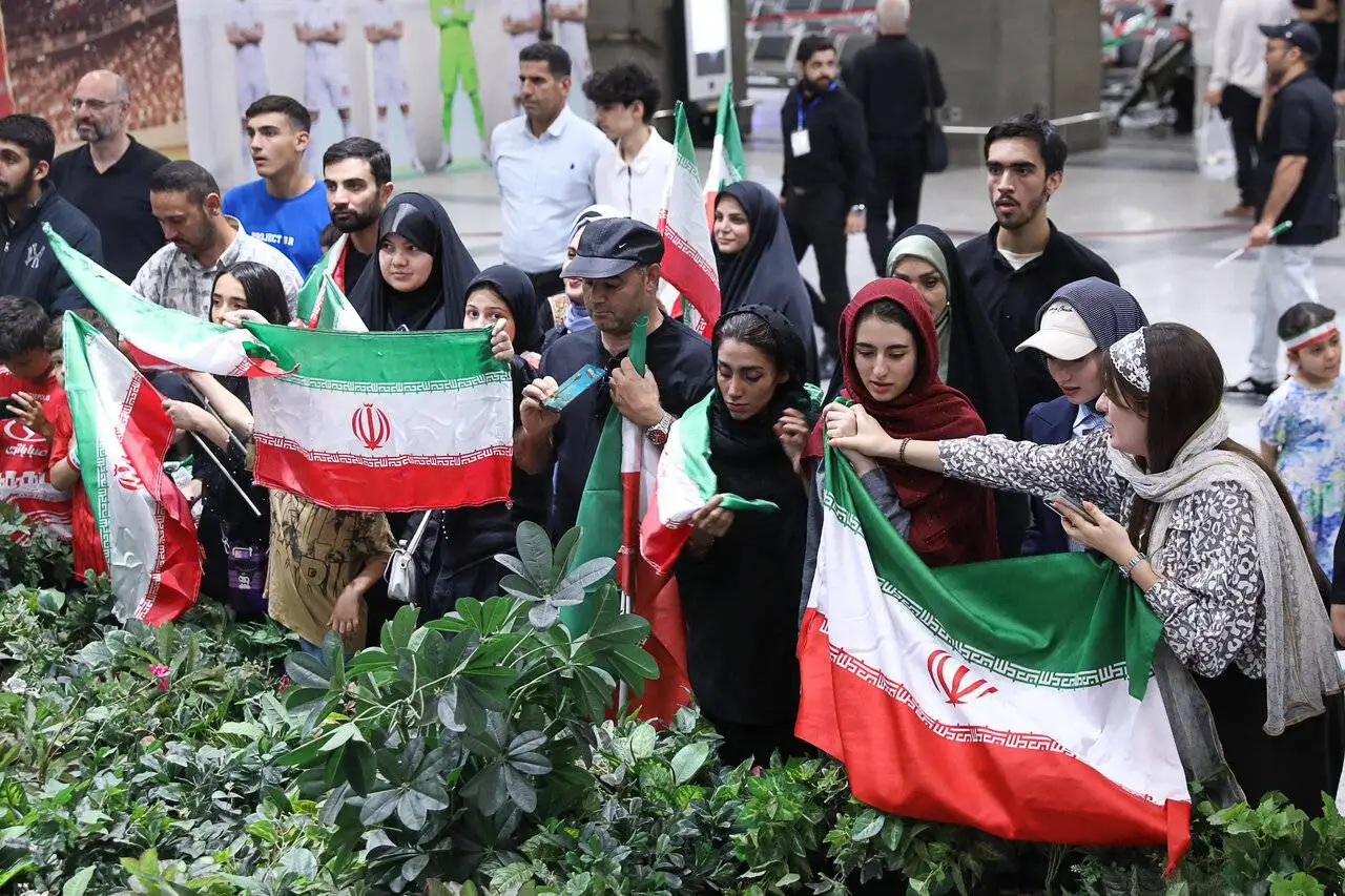 تصاویر - استقبال از تیم ملی فوتبال با ماکت بازیکنان